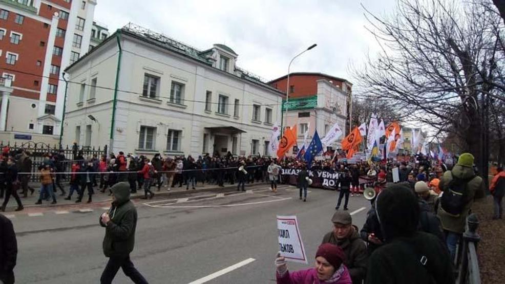 Sokağa inen binlerce protestocu Putini istifaya çağırdı