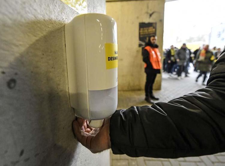 İtalyan siyasetçiden virüs gafı: Canlı fare yenildiğini gördük