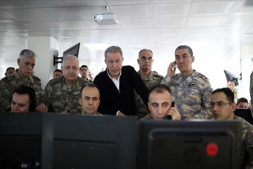 Bakan Akar, Bahar Kalkanı Harekatını böyle yönetiyor