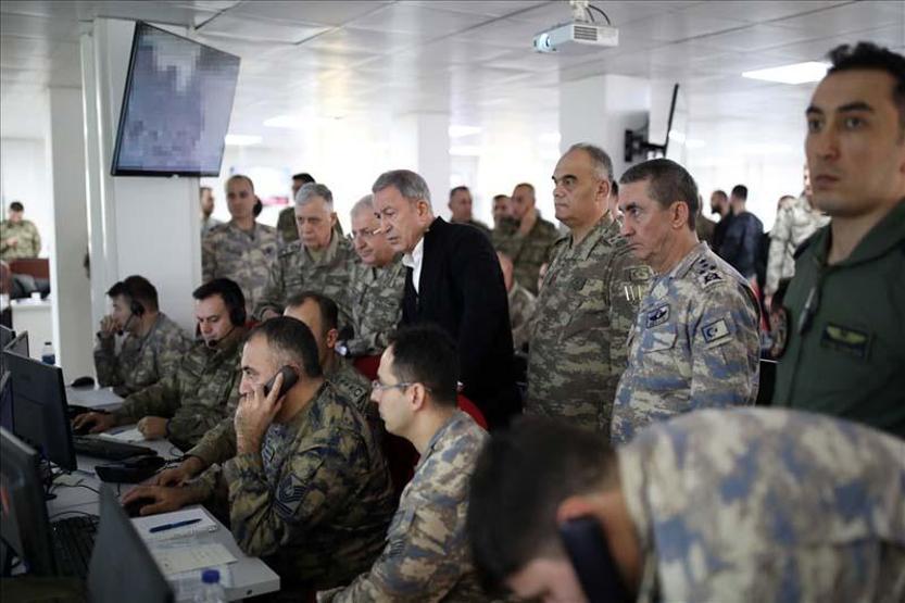 Bakan Akar, Bahar Kalkanı Harekatını böyle yönetiyor