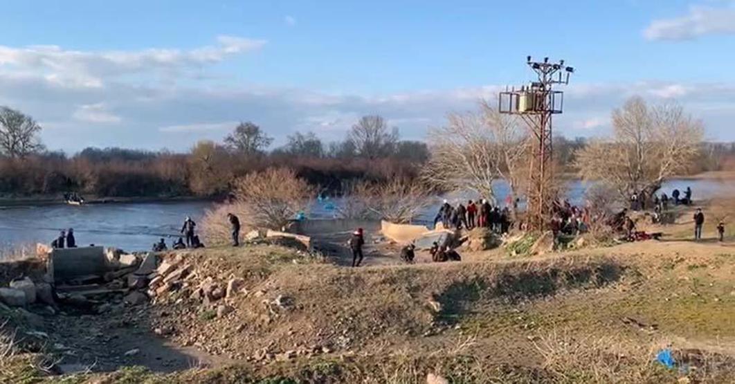 Binlerce göçmen Yunanistana geçti
