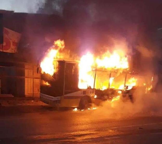Özel halk otobüsü alev topuna döndü
