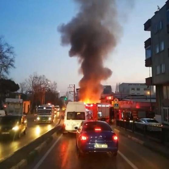 Özel halk otobüsü alev topuna döndü