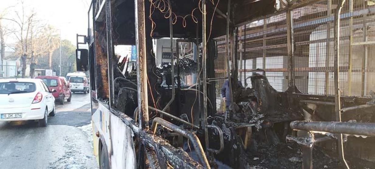 Özel halk otobüsü alev topuna döndü