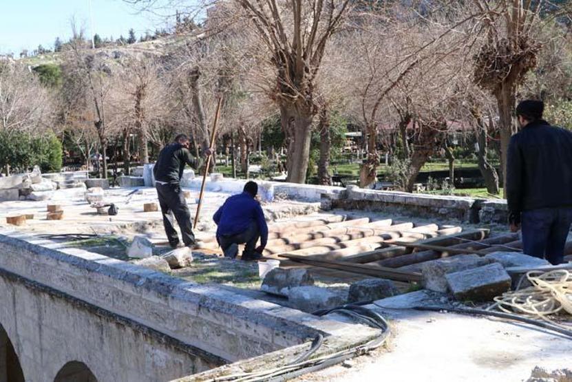 800 yıllık cam ibadete açılıyor