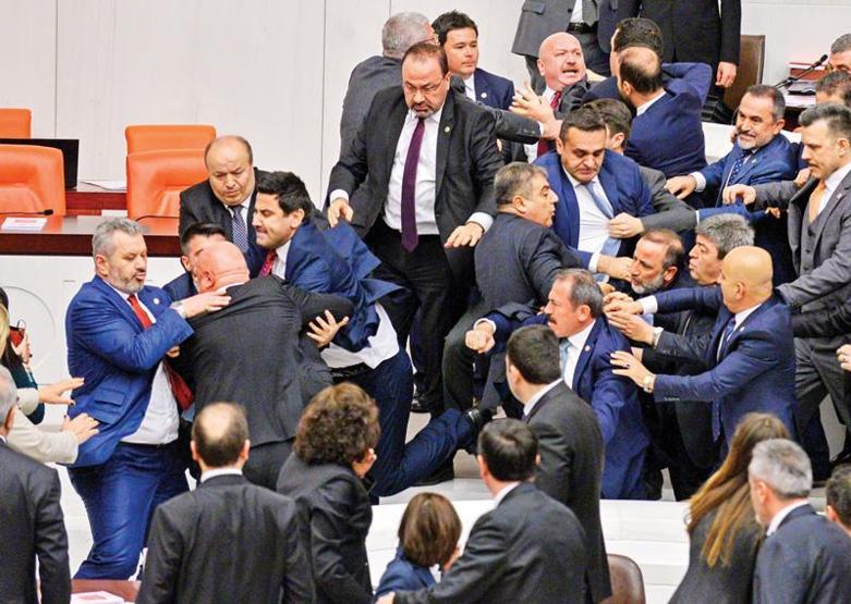 Mecliste yumruk yumruğa kavga