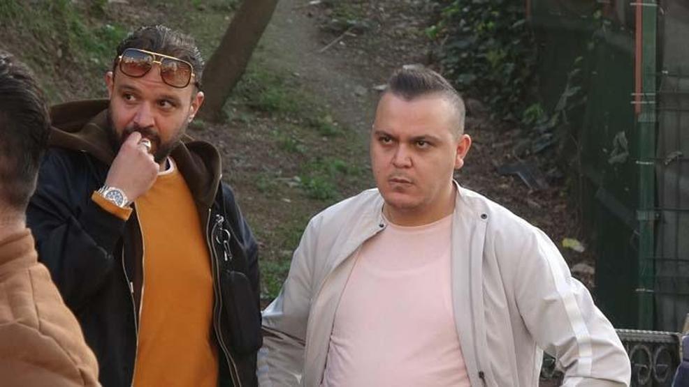 Yeni aldığı araçla iki otomobile çarptı