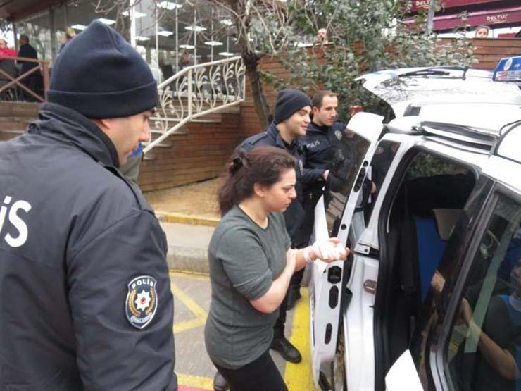 Boşanma aşamasındaki eşini bıçakladı