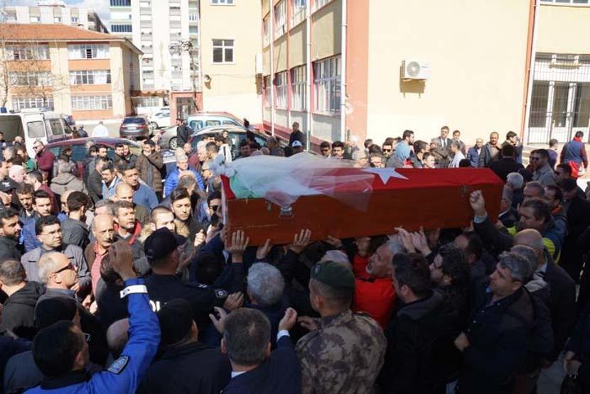 Erkek arkadaşı tarafından vurulan polis memuru toprağa verildi