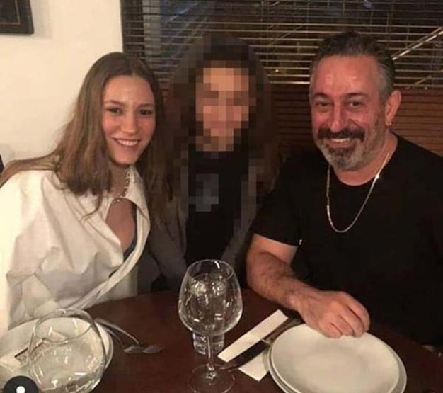 Cem Yılmaz ve Serenay Sarıkaya artık kaçmıyor Böyle poz verdiler...