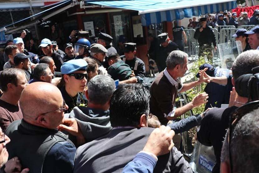 Kıbrıs’ta sınır kapılarının kapatılmasına yönelik eylemde olaylar çıktı
