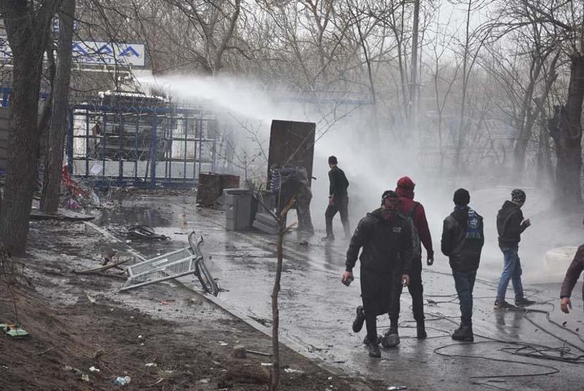 Yunan güvenlik güçleri yine saldırdı: 4 göçmen yaralandı