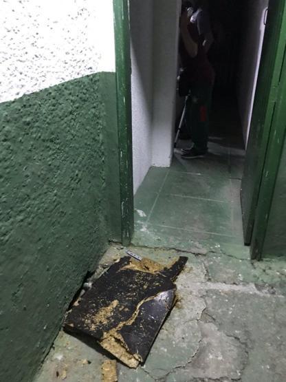 Taraftarlar soyunma odasını bastı