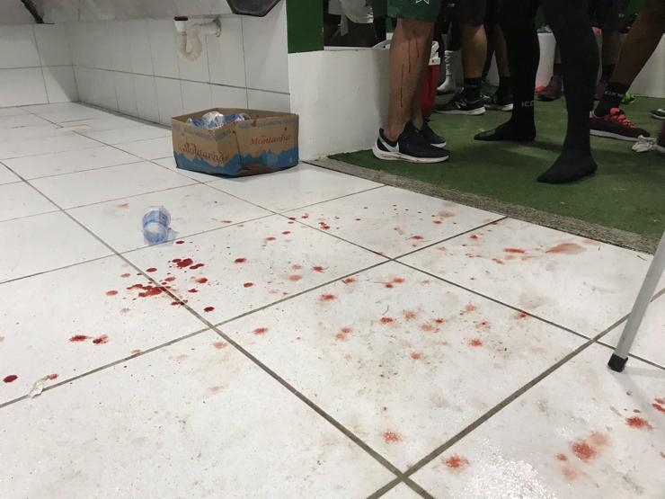 Taraftarlar soyunma odasını bastı