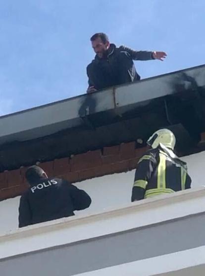 Parasını alamadığını iddia edip çatıya çıktı