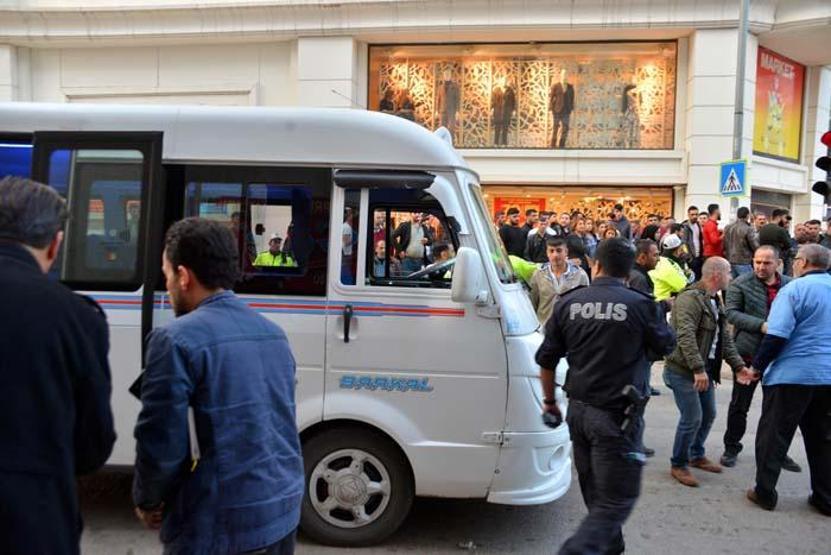 Dolmuş şoförünü başından vurup kaçtı