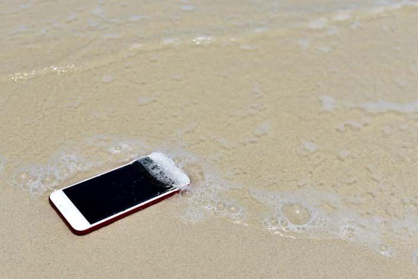 Suya düşen telefonu kurtarmak için... İşte adım adım yapmanız gerekenler