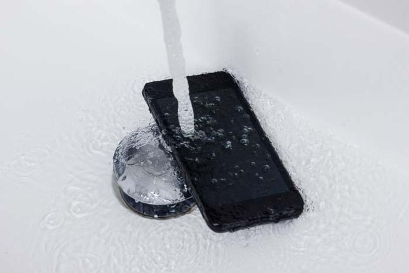 Suya düşen telefonu kurtarmak için... İşte adım adım yapmanız gerekenler
