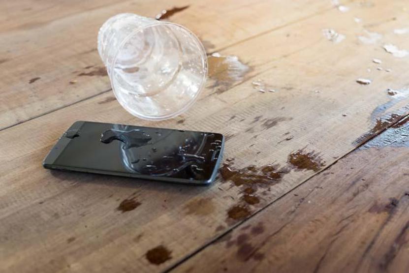 Suya düşen telefonu kurtarmak için... İşte adım adım yapmanız gerekenler