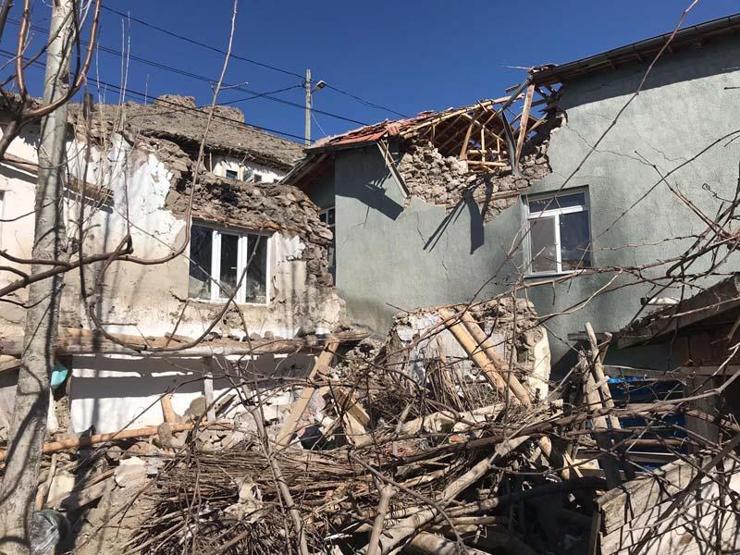 Evin üzerine minare devrildi