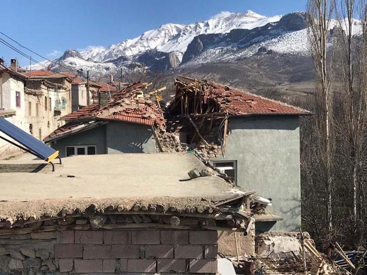 Evin üzerine minare devrildi