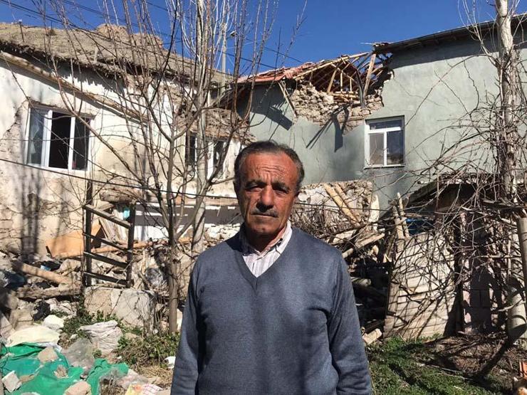 Evin üzerine minare devrildi