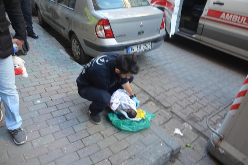 Çöpe atılan bebek kuvöze alındı