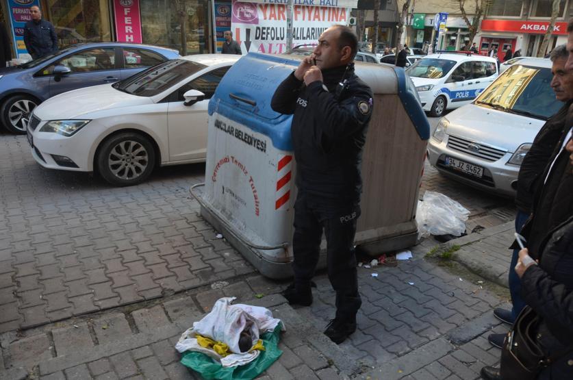 Çöpe atılan bebek kuvöze alındı