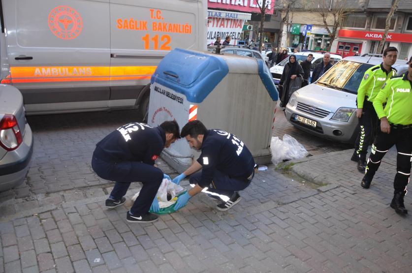 Çöpe atılan bebek kuvöze alındı