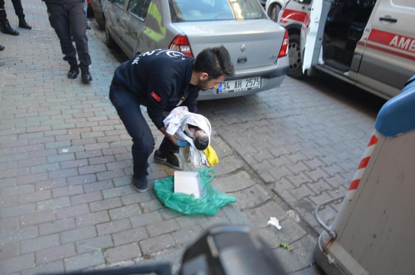 Çöpe atılan bebek kuvöze alındı
