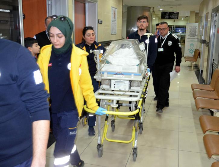 Çöpe atılan bebek kuvöze alındı
