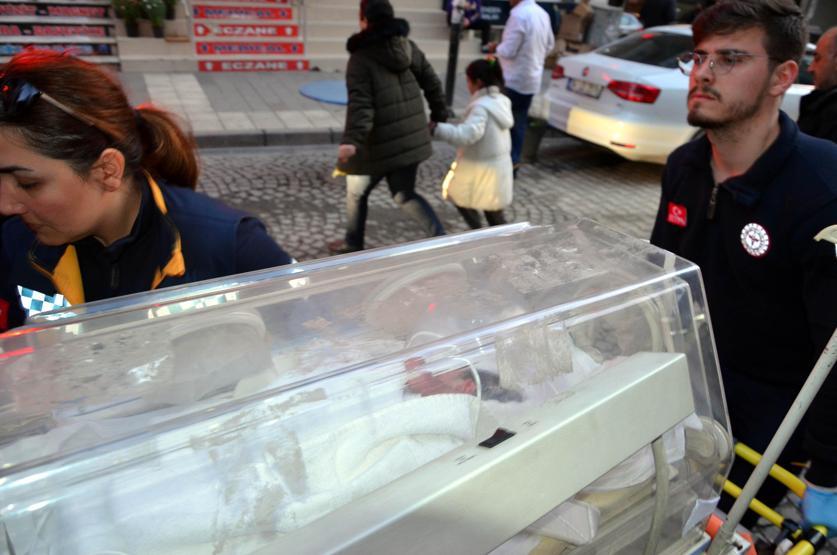 Çöpe atılan bebek kuvöze alındı
