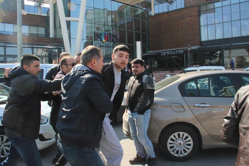 İzmirdeki bir AVMde silah sesleri