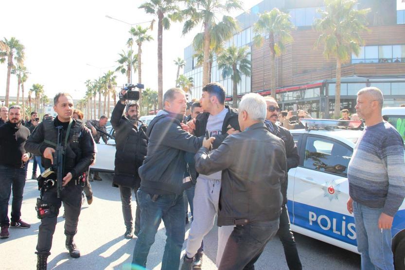 İzmirdeki bir AVMde silah sesleri