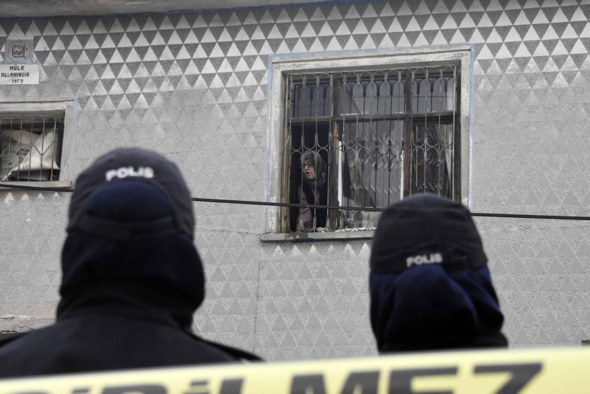 Riskli binayı yıktırmamak için kendilerini kilitlediler