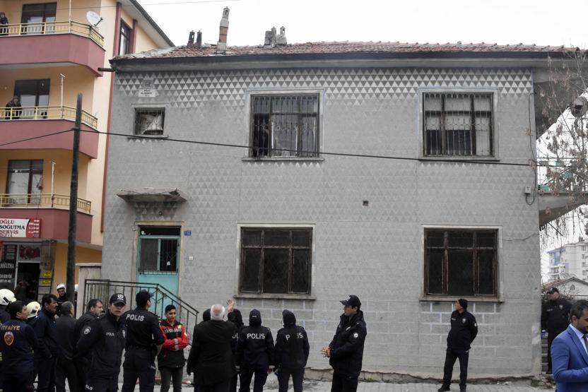 Riskli binayı yıktırmamak için kendilerini kilitlediler