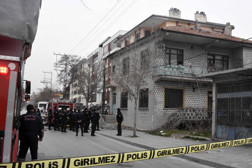 Riskli binayı yıktırmamak için kendilerini kilitlediler