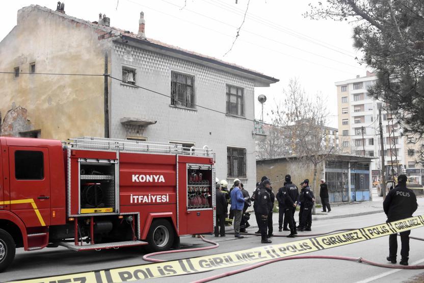 Riskli binayı yıktırmamak için kendilerini kilitlediler