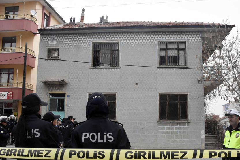 Riskli binayı yıktırmamak için kendilerini kilitlediler