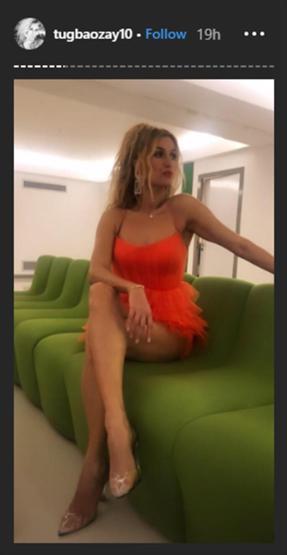 Tuğba Özay Instagramda defile yaptı