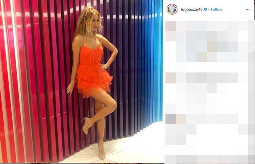 Tuğba Özay Instagramda defile yaptı