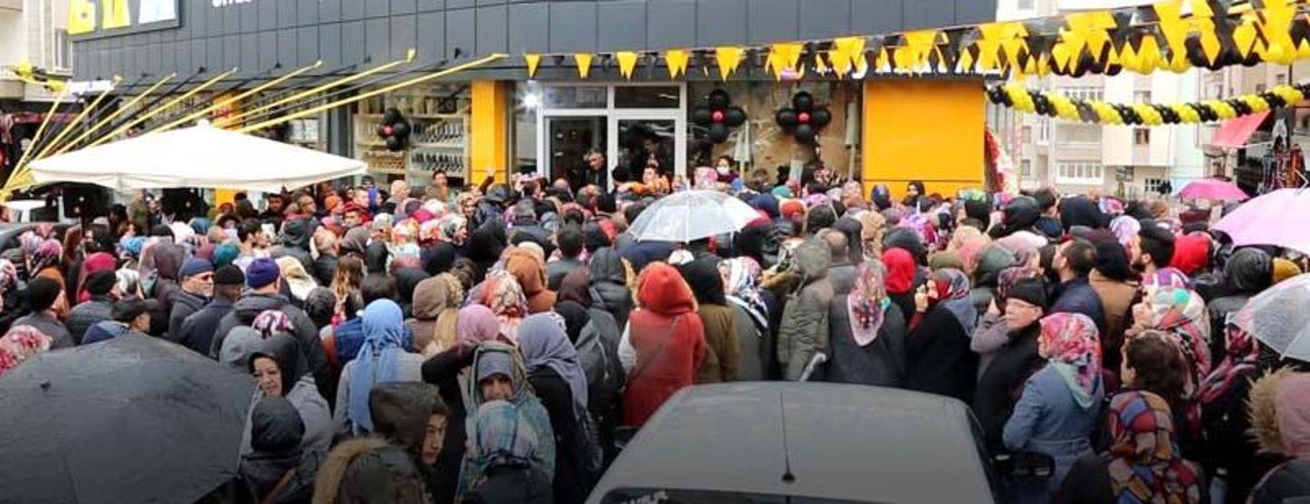 Uyarıları hiçe saydılar Mağaza açılışında izdiham yaşandı