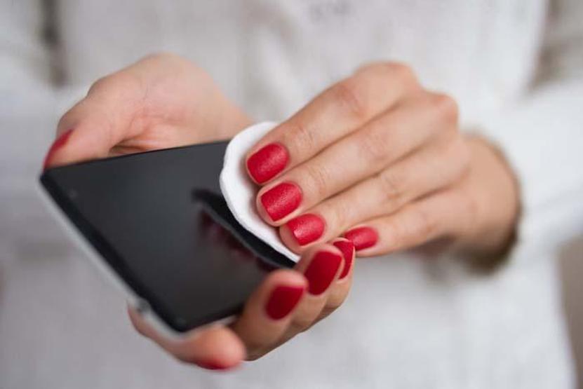 Koronavirüse karşı cep telefonlarını nasıl temizlemeliyiz
