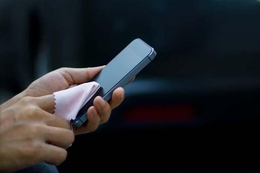 Koronavirüse karşı cep telefonlarını nasıl temizlemeliyiz