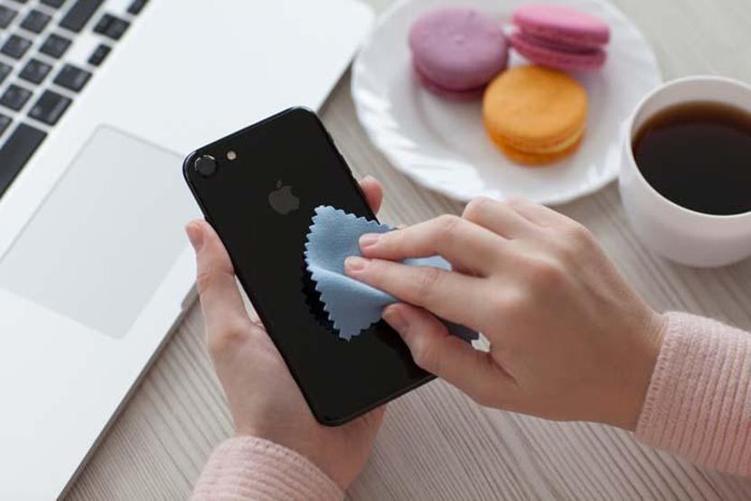 Koronavirüse karşı cep telefonlarını nasıl temizlemeliyiz