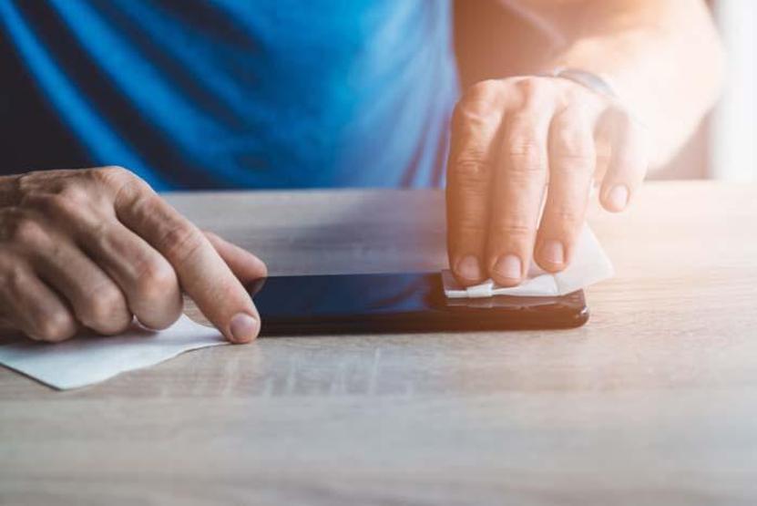 Koronavirüse karşı cep telefonlarını nasıl temizlemeliyiz