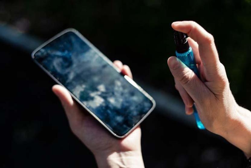 Koronavirüse karşı cep telefonlarını nasıl temizlemeliyiz