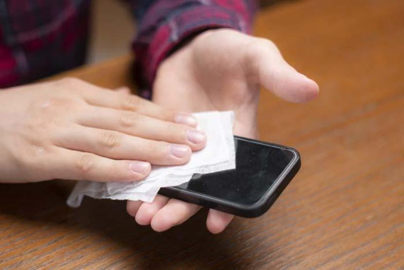 Koronavirüse karşı cep telefonlarını nasıl temizlemeliyiz