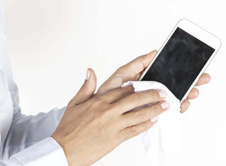 Koronavirüse karşı cep telefonlarını nasıl temizlemeliyiz