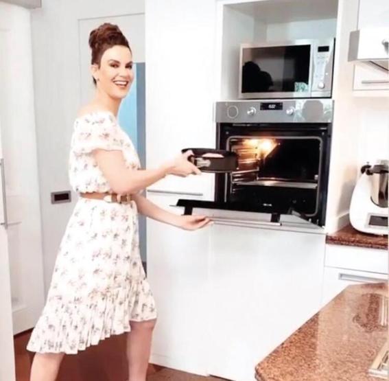Eve kapandılar.. İşte ünlülerin ev günlüğü